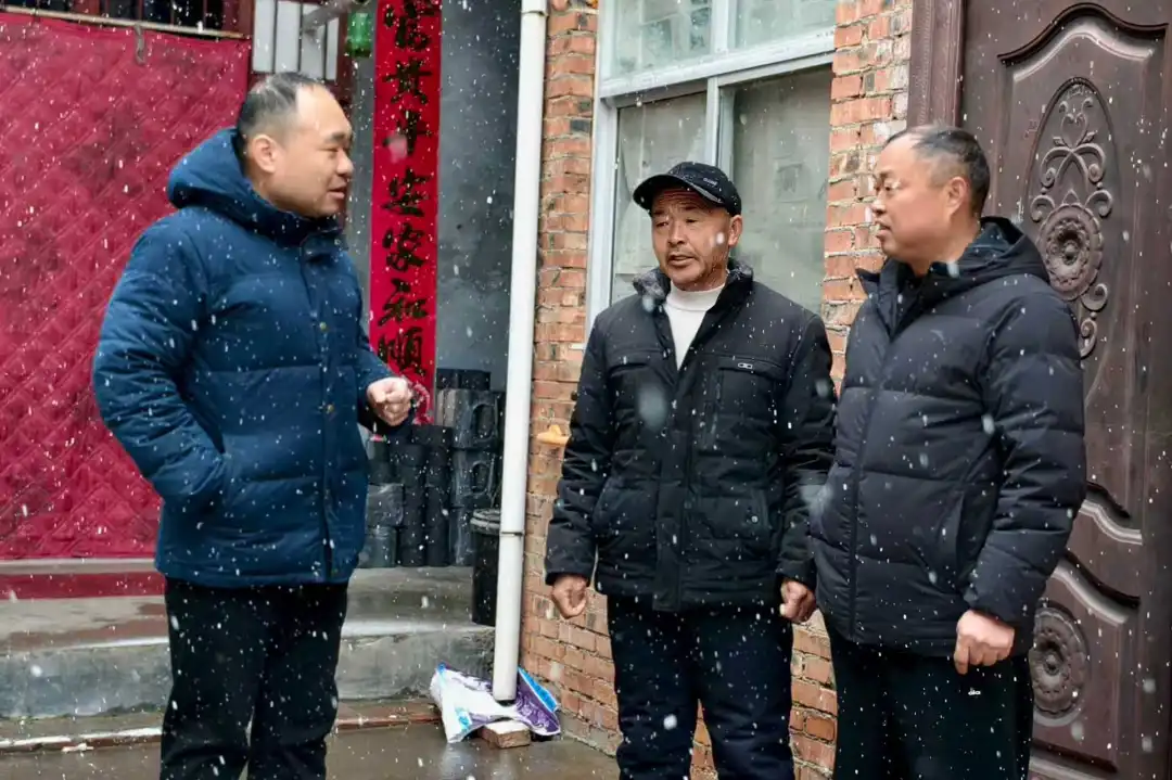 风雪守护暖民心、精准帮扶续新篇——洛阳市考古研究院驻村工作队除冰雪保民生行动(图1) 1.jpg