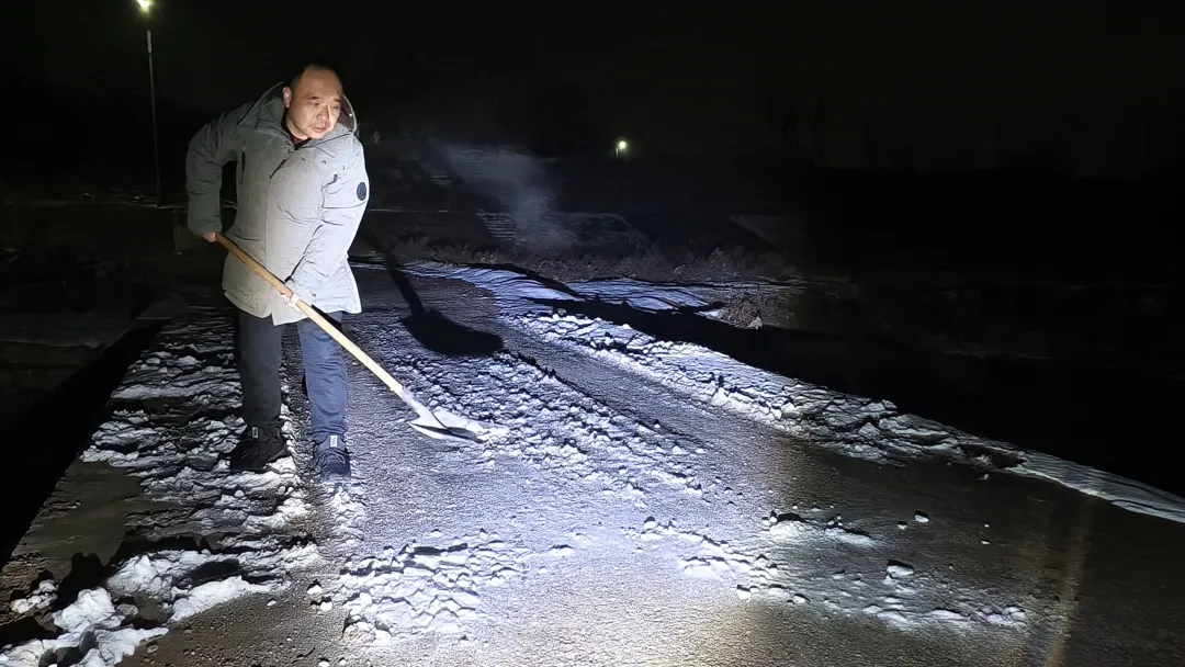 风雪守护暖民心、精准帮扶续新篇——洛阳市考古研究院驻村工作队除冰雪保民生行动(图4) 4.jpg